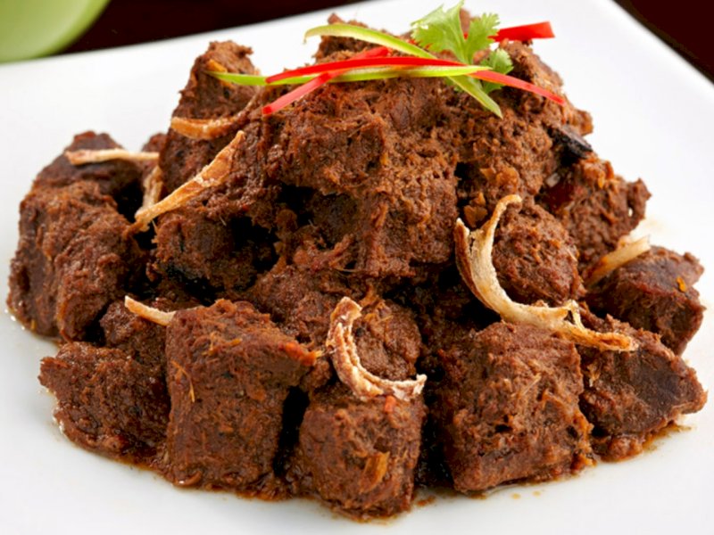 Masakan khas rendang, olahan daging sapi. Rendang merupakan kuliner khas Sumatera Barat. 