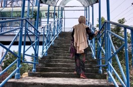 Meniti Jembatan Penyeberangan M'Tos Makassar yang Tidak Aman dan Nyaman&nbsp;