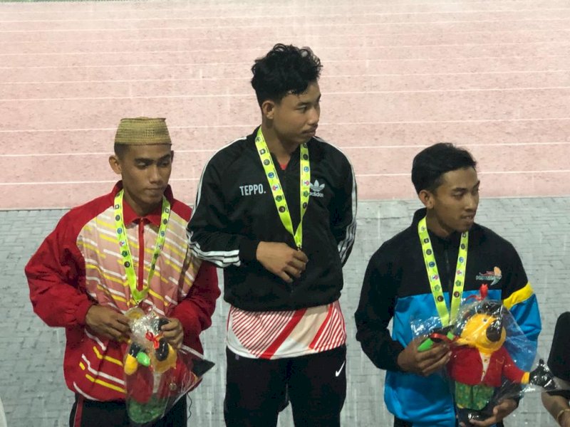 Zainul meraih medali emas yang berlaga di nomor atletik 100 meter putra POSPENAS IX di Surakarta, Jawa Tengah, Kamis, (24/11/2022). (Foto: Kemenag Sulsel)
