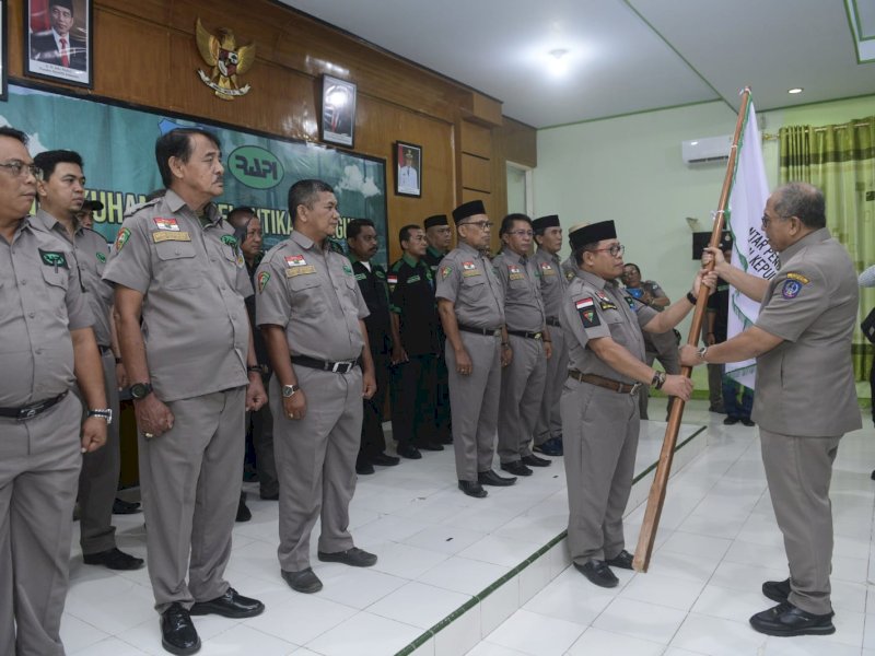 Ilham Arief Sirajuddin mengukuhkan dan melantik Pengurus RAPI Wil 15 Kab Kepulauan Selayar, di Aula Kantor Inspektorat Kepulauah Selayar, Jumat malam, (25/11/2022).&nbsp;