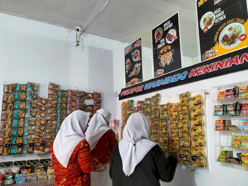 Warmindo Hasanah Kitchen, salah satu kedai mie instan pertama di Makassar yang ramai pembeli. (Foto: Atri Suryatri Abbas)