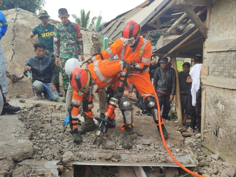 Proses evakuasi korban gempa bumi di Cianjur yang tertimbun reruntuhan. Tim Basarnas menggunakan alat khusus untuk menerabas reruntuhan. (Foto: Istimewa/Basarnas)