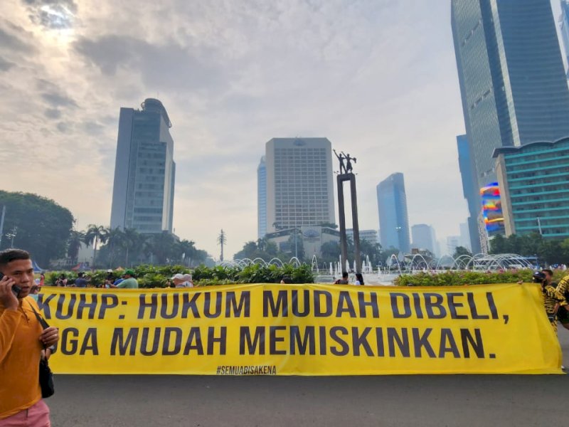Masyarakat sipil dari berbagai kalangan melakukan Aksi Bentang Spanduk Tolak Pengesahan RKUHP saat Car Free Day di Bundaran HI, Jakarta,&nbsp;Minggu (27/11/2022).