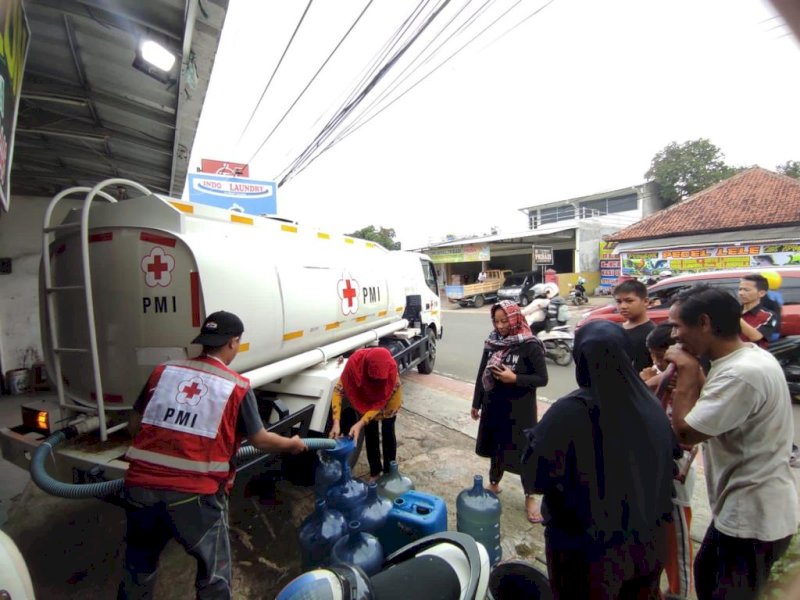 Tim Wash PMI membagikan air bersih kepada pengungsi Cianjur. (Foto: dok PMI).