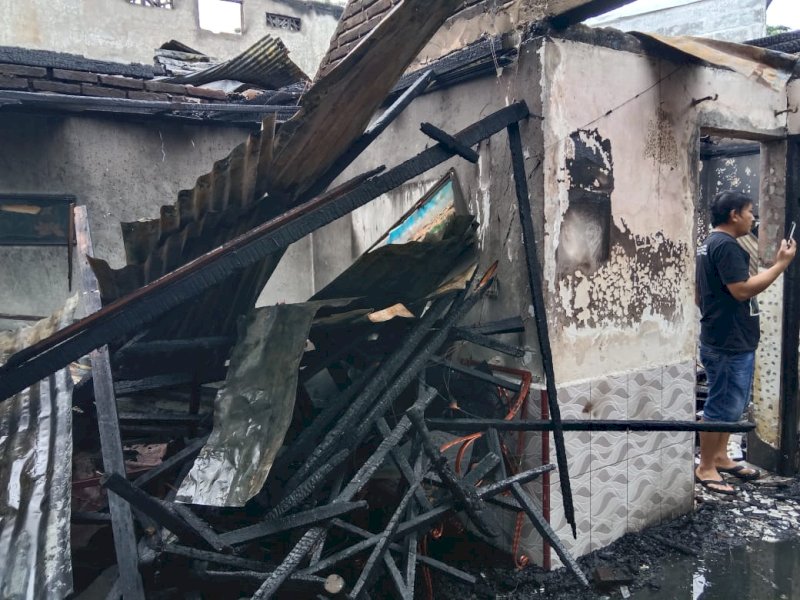 Kebakaran menghanguskan dua rumah di Jl. Sermani IV, RT 3, RW. 10, Kelurahan Tello Baru Makassar, Minggu (27/11/2022). (Foto: Samsir)