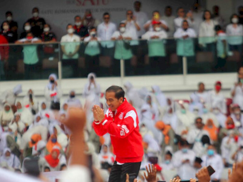 Presiden Joko Widodo menyapa relawan saat menghadiri acara Gerakan Nusantara Bersatu. (Foto: Dery Ridwansah/ JawaPos.com)