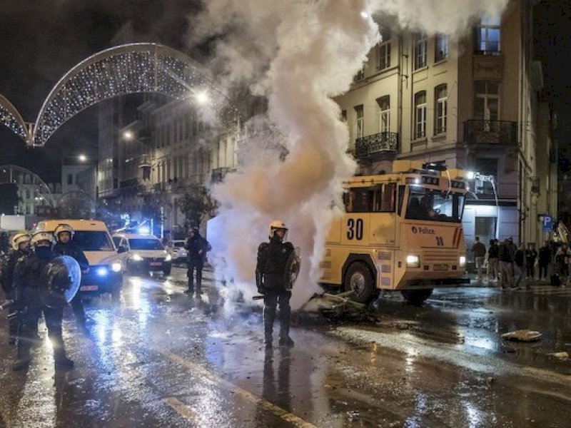 Situasi kerusuhan usai kekalahan Timnas Belgia dari Maroko di Piala Dunia 2022 (AP Photo Geert Vanden Wijngaert)