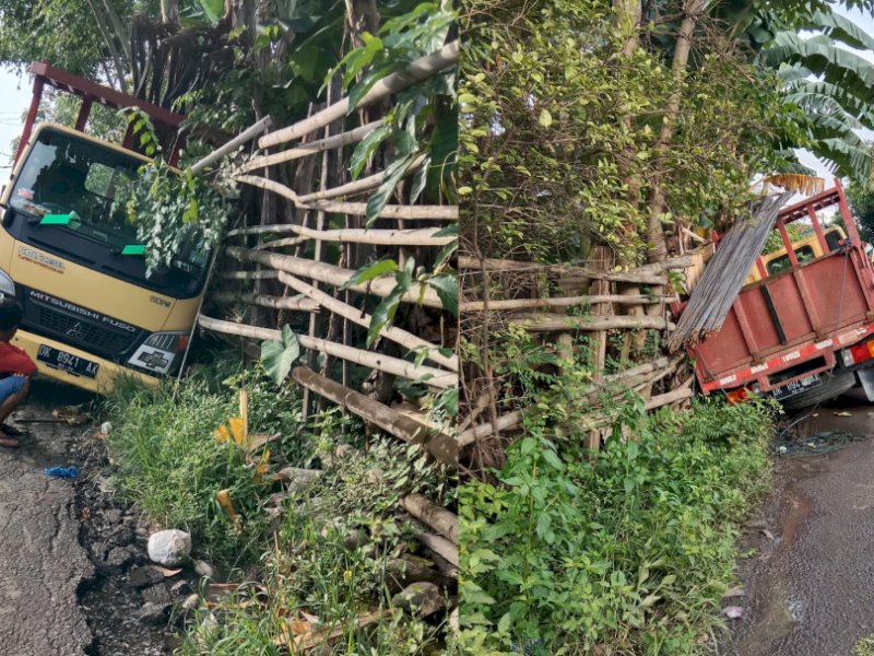 Truk Terperosok, mengakibatkan kemacetan di Jl. Inspeksi Waduk, Kel. Tamangapa, Kec. Manggala, Makassar (Foto : Samsir/Jejakfakta