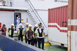 Staf Khusus Menhub Tinjau Kapal Tol Laut di Pelabuhan Makassar