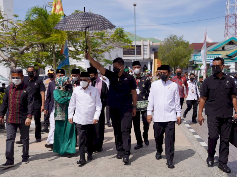 Wakil Presiden RI KH Ma&rsquo;ruf Amin (dipayungi) dan Gubernur Sulsel Andi Sudirman Sulaiman (baju putih, kanan) menghadiri Pembukaan Muktamar ke-XV Pondok Pesantren As&rsquo;adiyah, di Lapangan Merdeka Sengkang, Jl Masjid Raya, Sengkang, Kecamatan Tempe, Kabupaten Wajo, Sulsel, Sabtu (3/12/2022).