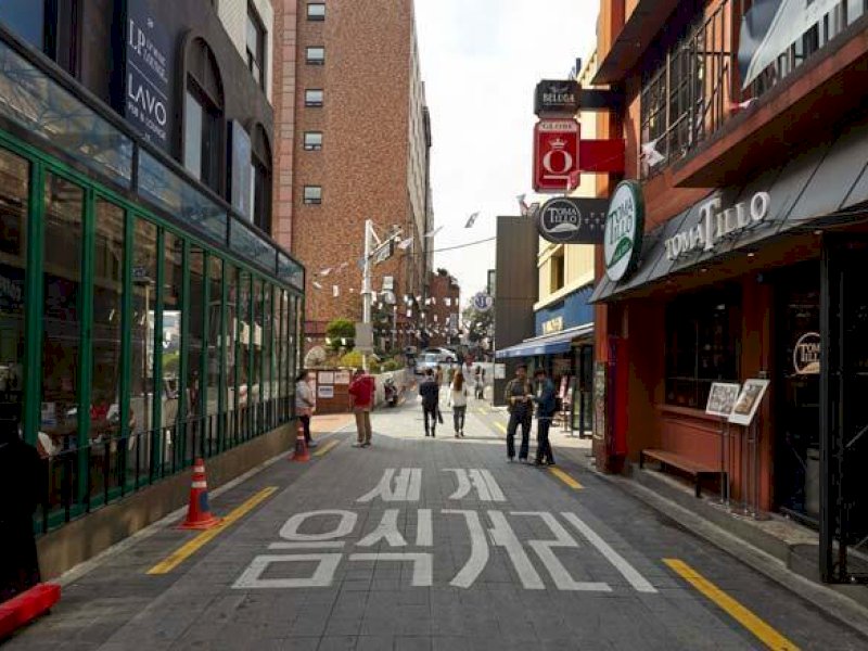 Permukiman populer Itaewon merupakan destinasi favorit wisatawan mancanegara yang terletak daerah Yongsan-gu, kota Seoul, Korea Selatan. Daerah ini pusat belanja dan dunia kuliner Seoul. Itaewon berpenduduk 22 ribu jiwa.  (Foto dok. Visit Seoul).