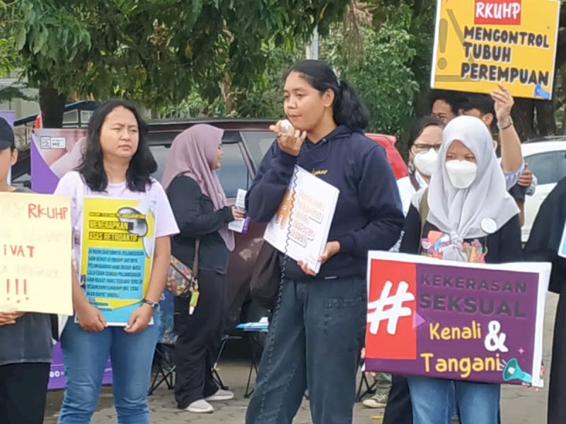 Unjuk rasa LBH APIK dan Masyarakat Sipil Sulsel di pantai Losari, Makassar, Sulsel (4/12/22). Unjuk rasa antikekerasan terhadap perempuan, mendesak penerapan TPKS dan menolak RKUHP. (Dok. Atry/jejakfakta.com).