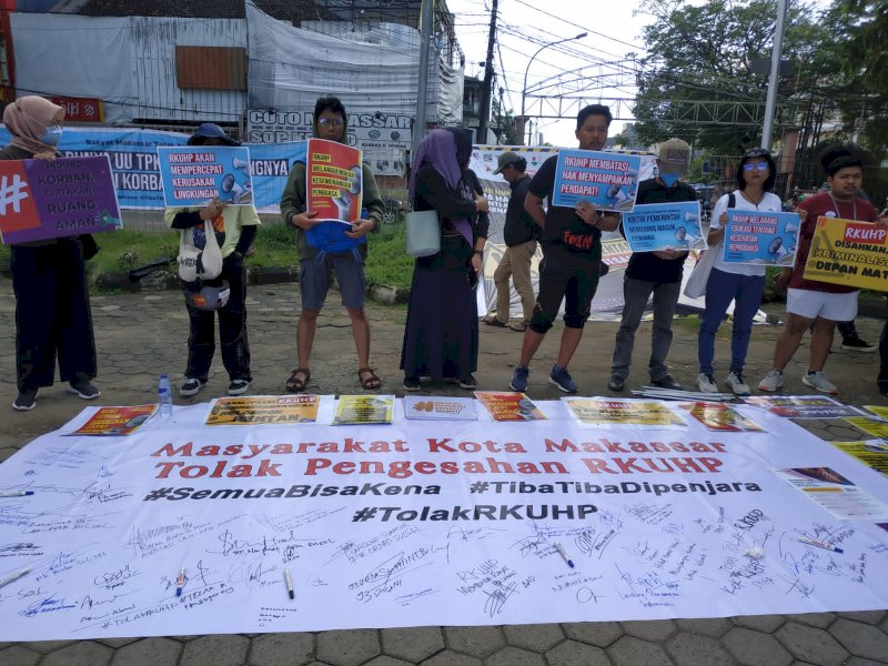 Unjuk rasa LBH APIK dan Masyarakat Sipil Sulsel di pantai Losari, Makassar, Sulsel (4/12/22). Unjuk rasa antikekerasan terhadap perempuan, mendesak penerapan TPKS dan menolak RKUHP. (Dok. Atry/jejakfakta.com).