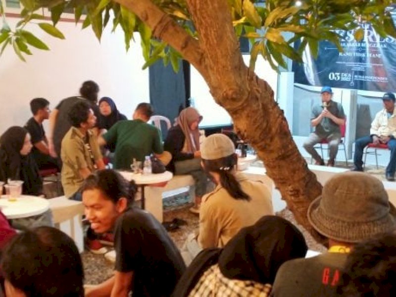 Acara "Panggung Ekspresi" AJI Makassar, di Sekretariat AJI Makassar, Jl Pendidikan, Rappocini, Makasaar, Ahad (4/12/2022). (A/Isak)