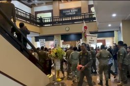 Massa Peduli Stadion Mattoanging Masuk Demo ke Kantor Gubernur Sulsel, Satpol PP Santai Saja 