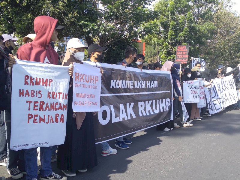 Komite Akis HAM Makassar menggelar aksi Penolakan Pengesahan RKUHP bermasalah di depan gedung DPRD Sulsel beberapa waktu lalu. (Foto: Nurdin Amir 