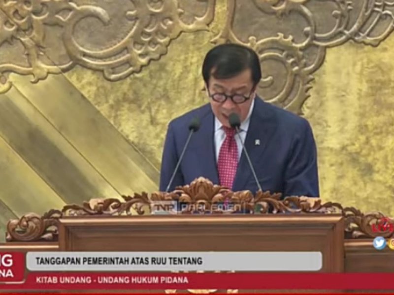 Menteri Hukum dan HAM Yasonna H Laoly saat membacakan tanggapan pemerintah tentang RKUHP dalam rapat peripurna ke-11 masa persidangan II tahun sidang 2022-2023, di Nusantara II, kompleks parlemen, Senayan, Jakarta, Selasa (6/12/2022).