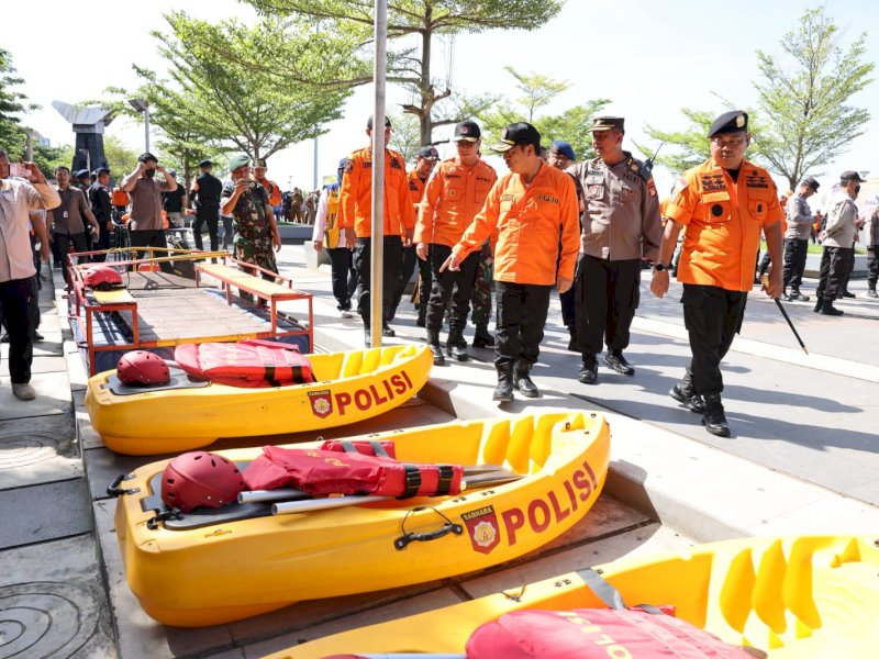 Peninjauan peralatan milik stakeholder terkait saat apel kesiapsiagaan dan simulasi tanggap darurat bencana di pelataran Anjungan Toraja-Mandar, Pantai Losari Makassar, Selasa (6/12), yang digelar Badan Penanggulangan Bencana Daerah (BPBD) Kota Makassar. (Dok. Pemkot Makassar)