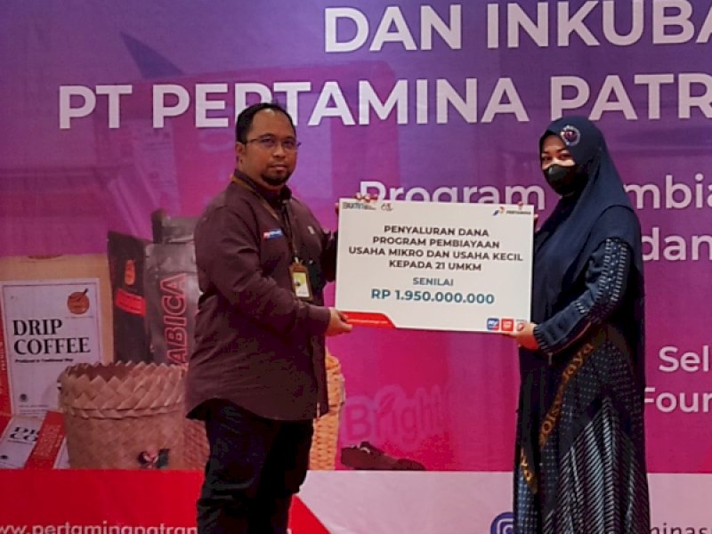 PT Pertamina Patra Niaga Regional Sulawesi menyerahkan bantuan secara simbolis kepada UMKM binaannya, sebesar Rp1,95 miliar. (Dok. Jejakfakta.com)
