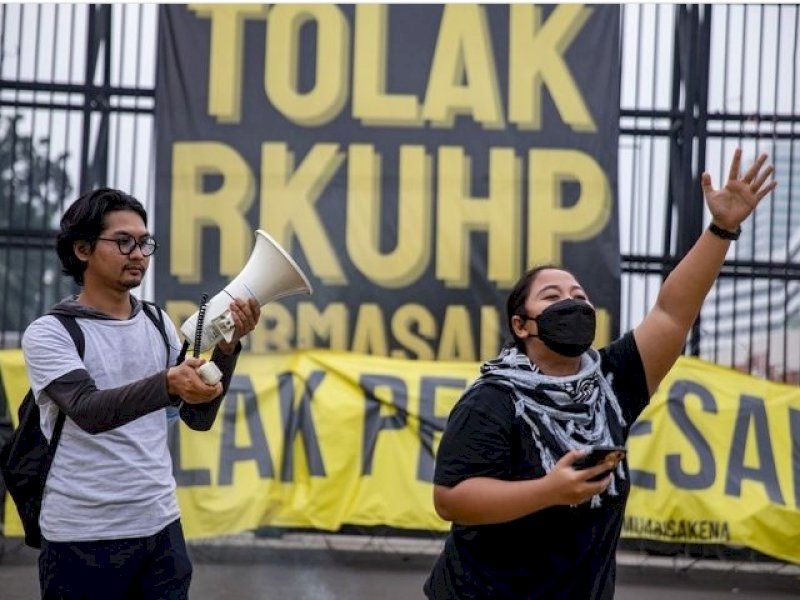 Sejumlah massa memilih tetap bertahan karena ingin pemerintah dan DPR mendengarkan suara penolakan mereka terkait pengesahan UU KUHP. (Foto: Trend Asia)
