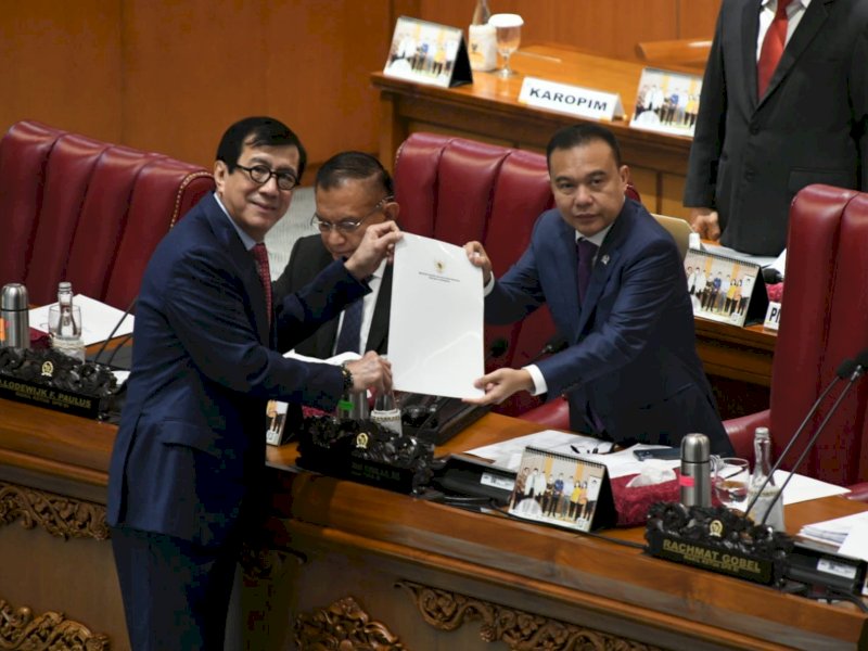  Menteri Hukum dan Hak Asasi Manusia (Menkumham) Yasonna H. Laoly (kiri) 
dalam rapat paripurna pengesahan (RKUHP) menjadi Undang-Undang nasional, di Gedung DPR RI, Senayan, Jakarta, Selasa (6/12/2022).