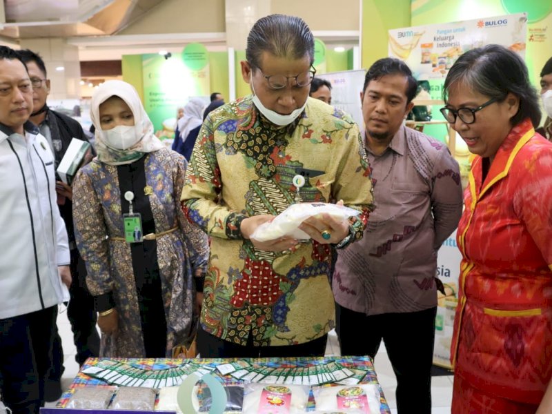 Pemerintah Kota Makassar memamerkan produnya pada kegiatan Sinkronisasi dan Apresiasi Perizinan Pangan Segar Tingkat Nasional, di Galeria Mall Yogyakarta. (Dok. Pemkot Makassar)