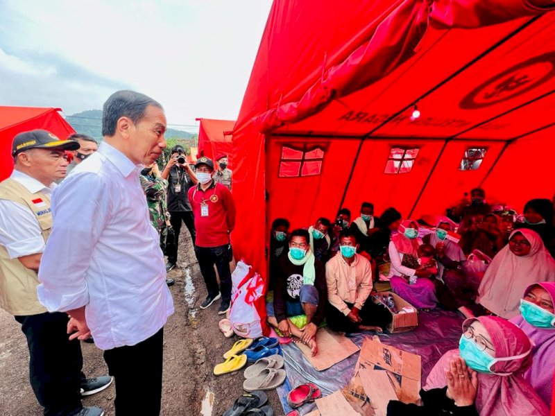 Presiden Jokowi berbincang dengan para korban bencana gempa bumi di posko BIN, Desa Cijedil, Kecamatan Cugenang, Kabupaten Cianjur, Provinsi Jawa Barat, pada Kamis (08/12/2022). (Foto: BPMI Setpres/Laily Rachev).