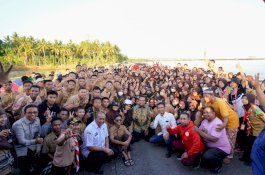 Gelar Kemah Konservasi Lingkungan, Siswa SMAN 1 Banteng Bersihkan Pesisir Pantai&nbsp;