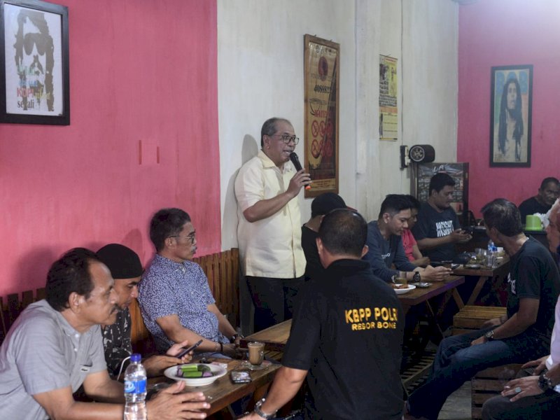 Ilham Arief Sirajuddin silaturahmi bersama dengan pelanggan setia Warkop Makmur, di Tanete Riattang, Kamis (8/12/2022).
