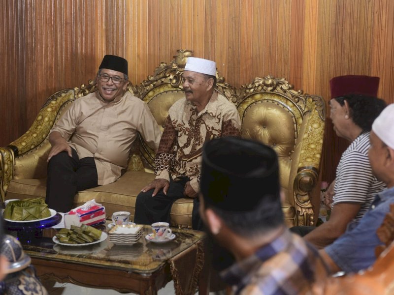 Tokoh masyarakat Kecamatan Tanete Riattang Barat, Bone, H Kamaruddin menjamu Ilham Arief Sirajuddun di rumah pribadinya, Jum'at (9/12/2022) (Foto: Istimewa).