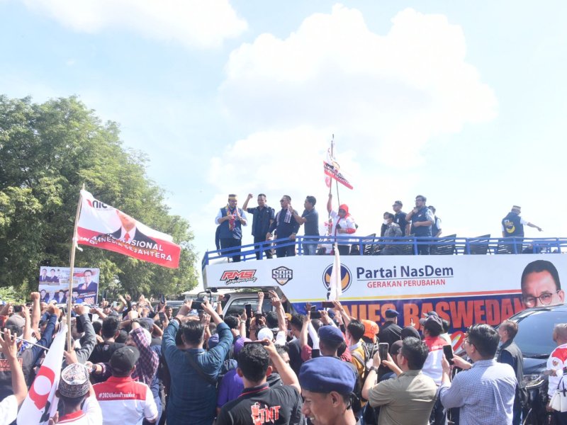 Anies Baswedan saat menyapa para pendukung yang menyambut kedatangannya di Sulsel. (Dok. DPW NasDem Sulsel)