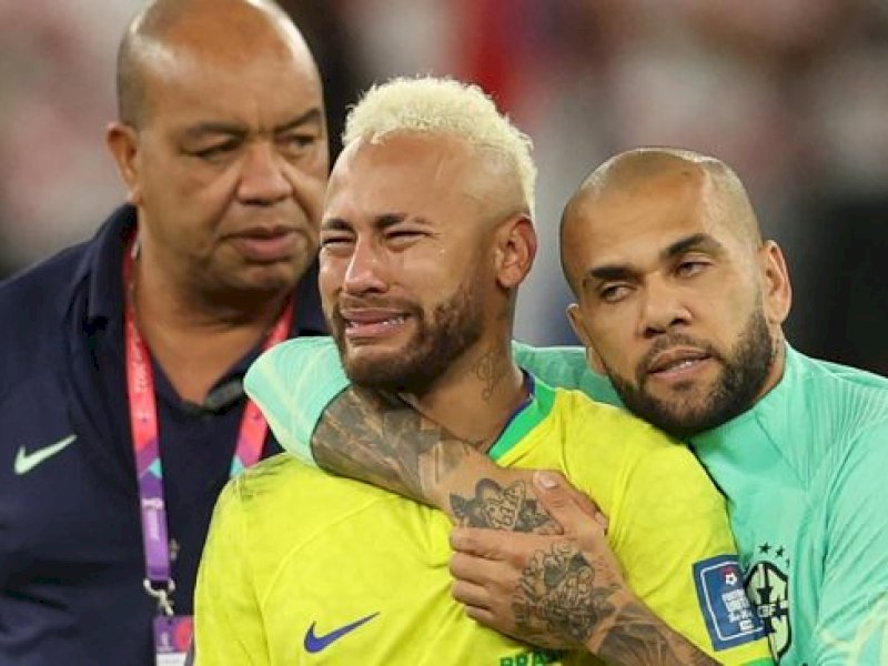 Penyerang Brazil Neymar menangis dan dihibur oleh bek Brazil Dani Alves [Adrian DENNIS/AFP]