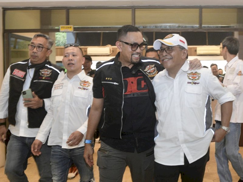 Wakil Ketua Komisi III DPR Ahmad Sahroni bersama Dewan Pembina HDCI Makassar Ilham Arief Sirajuddin usai Muscab HDCI Makassar, Sabtu (10/12/2022). Foto: Istimewa