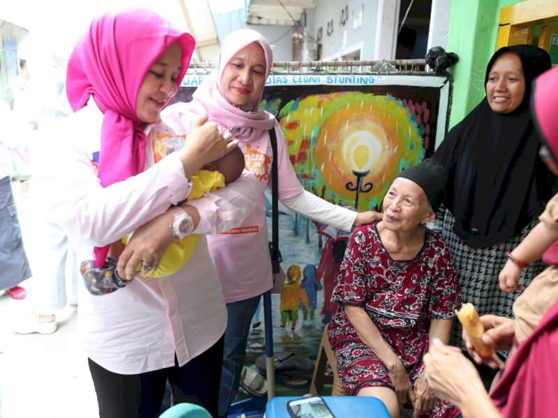 Wakil Wali Kota Makassar Fatmawati Rusdi saat berkunjung di Shelter warga di Lorong Wisata Kelurahan Maloku, Kecamatan Ujung Pandang, Sabtu (10/12/2022). Foto: istimewa.