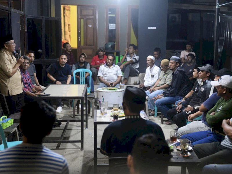 Tokoh Pemuda Bone Andi Ikhsan dan Ilham Arief Sirajuddin silaturahmi dengan warga warga Kecamatan Libureng, Bone, di Rumah Kopi 78, Pitumpidangnge, Jumat malam, (9/12/2022). 