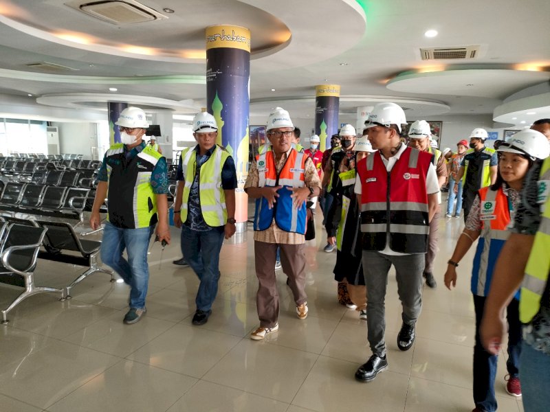 Pihak Pelindo dan Pelni memantau kesiapan fasilitas di terminal penumpang Pelabuhan Makassar jelan Nataru. (Dok. Pelindo Regional 4) 