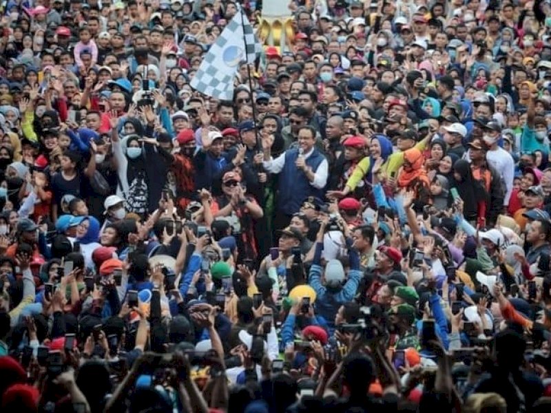 Anies Baswedan menyapa puluhan ribu masyarakat di alun-alun Taman Musafir Pangkep. Mereka sangat antusias melihat dan bertemu langsung Anies Baswedan. (Foto: dok. Ig ARB)