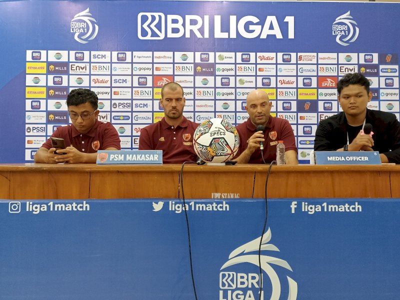 Pelatih PSM Bernardo Tavares didampingi Wiljan Pluim saat memberikan keterangan pers jelang laga melawan Bhayangkara. ( Foto: Media PSM)