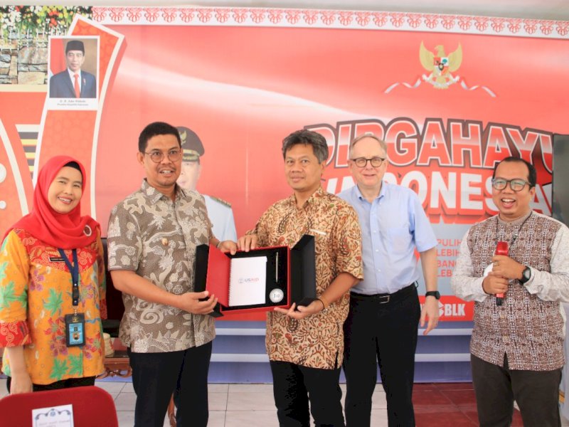 Wakil Bupati Bulukumba Andi Edy Manaf menerima rombongan tim Monev program USAID Madani di Pendopo Rumah Jabatan Bupati, Selasa (13/12/2022). (Foto: Humas Pemkab Bulukumba)