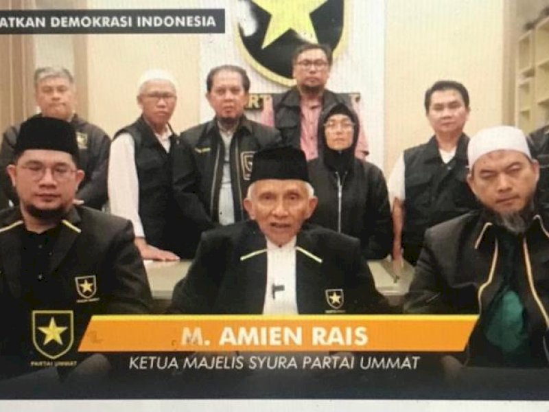 Tayangan pernyataan pendiri Partai Ummat, Amien Rais, didampingi para pengurus partai lainnya, bila partainya akan di-single outkan-kan (satu-satunya yang disngkirkann) sebagai peserta Pemilu 2024 oleh KPU, Selasa (13/12/2022).
