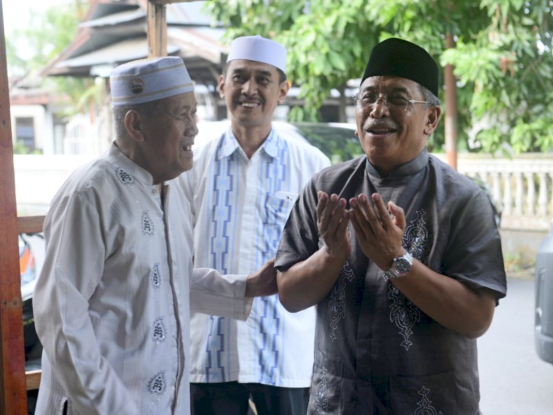 Ilham Arief Sirajuddin (IAS) sowan ke kediaman Ketua MUI Bulukumba, KH Tjamiruddin, Senin (12/12/2022).