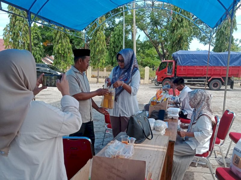 Pasar murah di halaman Masjid Agung Kecamatan Ujungbulu, Kabupaten Bulukumba, Selasa (13/12/2022).