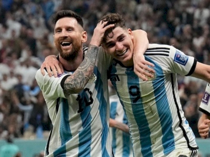 Selebrasi Lionel Messi dan Julian Alvarez dalam laga semifinal Piala Dunia 2022 Argentina vs Kroasia, Rabu (14/12/2022). (AP)
