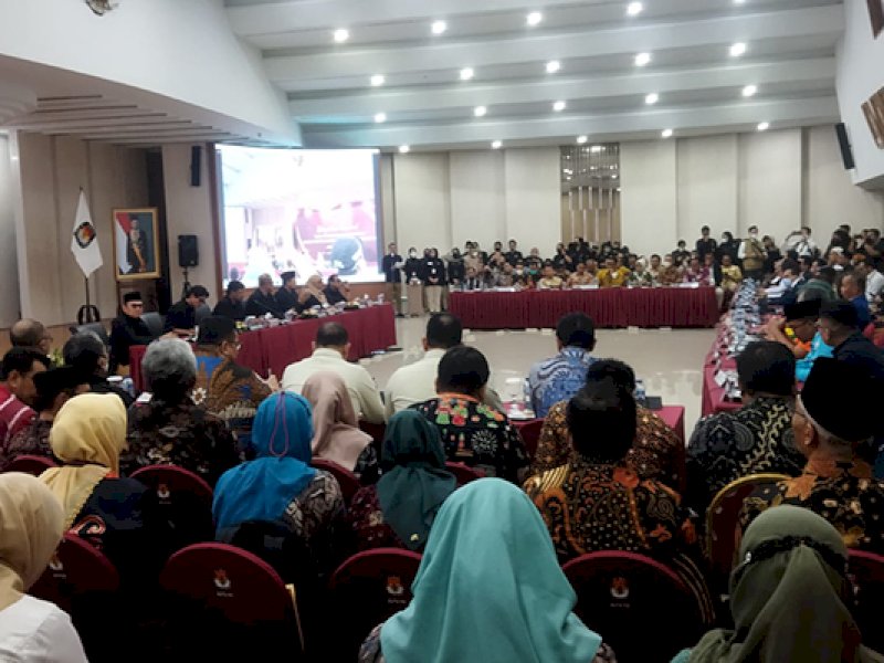 Tujuhbelas partai politik (parpol) lolos dalam rapat pleno rekapitulasi nasional hasil verifikasi parpol oleh KPU di kantor KPU RI, Jl Imam Bonjol, Menteng, Jakarta Pusat, Rabu (14/12/2022).