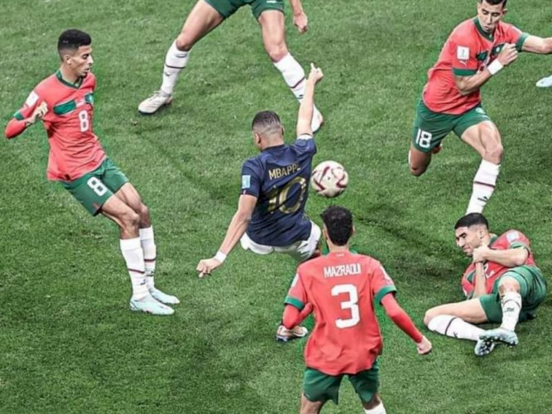 Kylian Mbappe, walau tak mempersembahkan gol, sukses mengaduk konsentrasi para pemain Maroko pada laga semifinal di Al Bayt Stadium, Qatar, Kamis (15/12/2022). Les Bleus menang 2-0 atas Maroko. (dok.int)