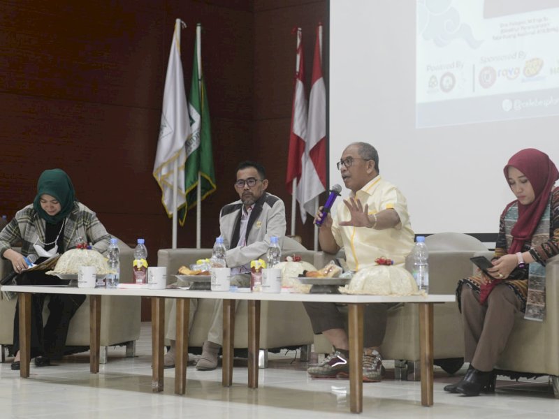 Ilham Arief Sirajuddin menjadi salah satu pembicara dalam seminar nasional bertemakan &ldquo;Indonesia Emas 2045: Harapan dan Tantangan bangsa" di Kampus 2 UINAM. (Foto: Reza Arifuddin)