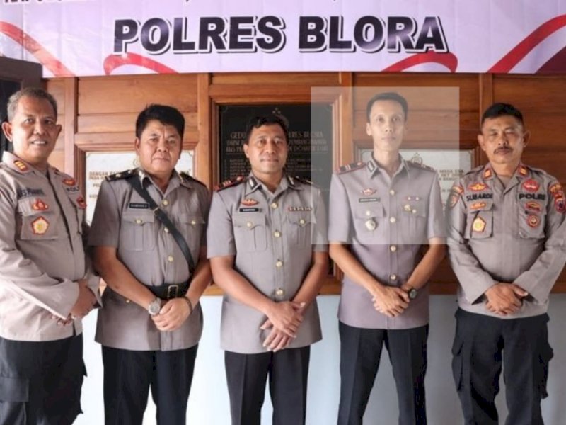 Mantan wartawan, Iptu Umbaran Wibowo (kedua dari kanan), menjabat sebagai Kapolsek Kradenan, Polres Blora, Polda Jawa Tengah, usai serah terima jabatan di Mapolres Blora, Senin (12/12/2022). (Foto: Aria Rusta Yuli Pradana/Kompas.com).