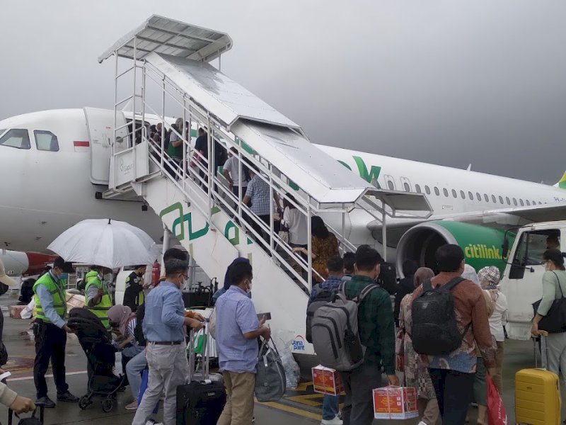 Penumpang di Bandara Internasional Sultan Hasanuddin Makassar. (Foto: Nurdin Amir/JejakFakta.com)