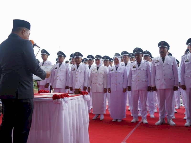 Bupati Bulukumba Andi Muctar Ali Yusuf melantik dan mengambil sumpah jabatan 31 Kepala Desa Terpilih di Stadion Mini Bulukumba, Jumat (16/12/2022)