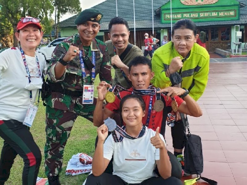 Ketua dan Sekum Pengprov MPI Sulsel Diza Ali dan Andi Ifal Anwar bersama tiga atlet dan pelatih Penthatlon yang akan mengikuti kejurnas dan seleknas Asian Games dan Kejuaraan Dunia Biathle/Triatle UIPM 2023. (Dok. Istimewa)